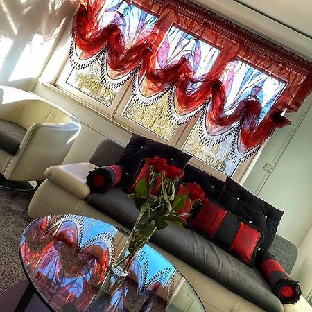 Luxury Red Apartment By Marta Radom Eksteriør billede