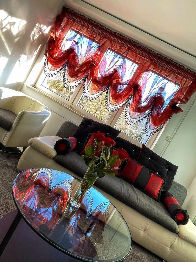 Luxury Red Apartment By Marta Radom Eksteriør billede